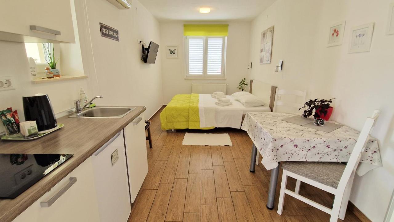 Apartment Pipo Кърк Екстериор снимка