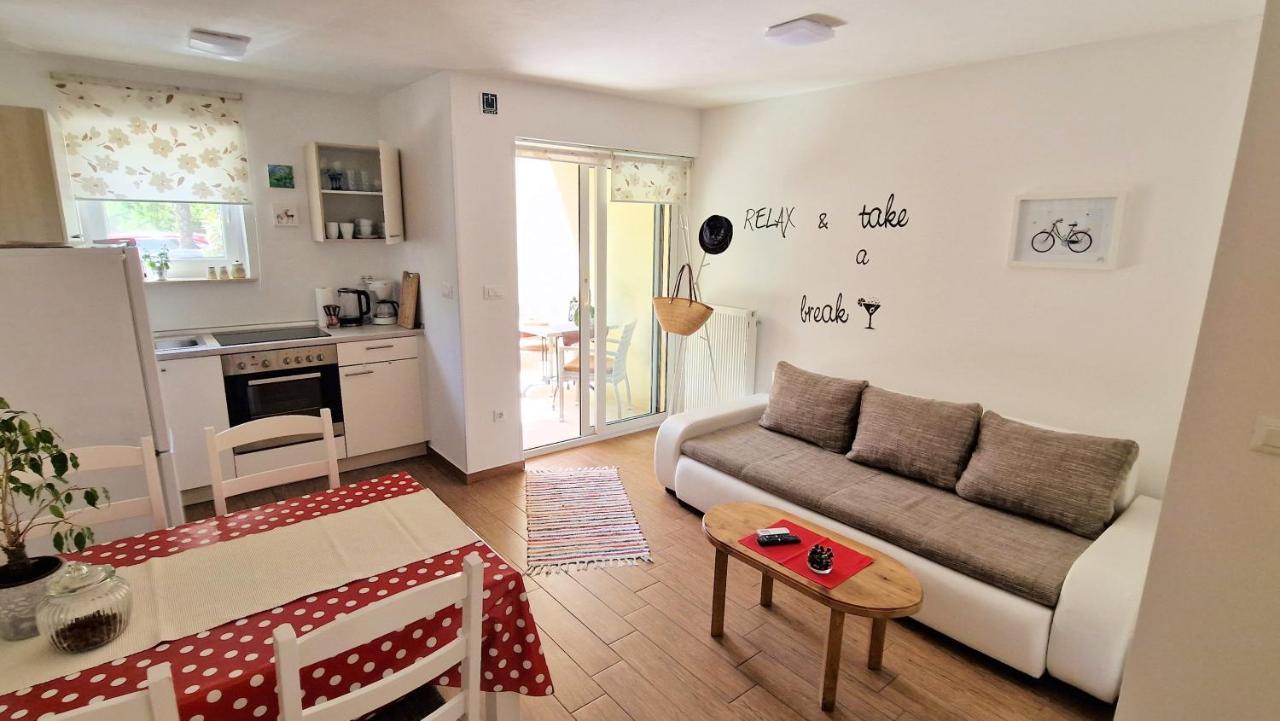 Apartment Pipo Кърк Екстериор снимка