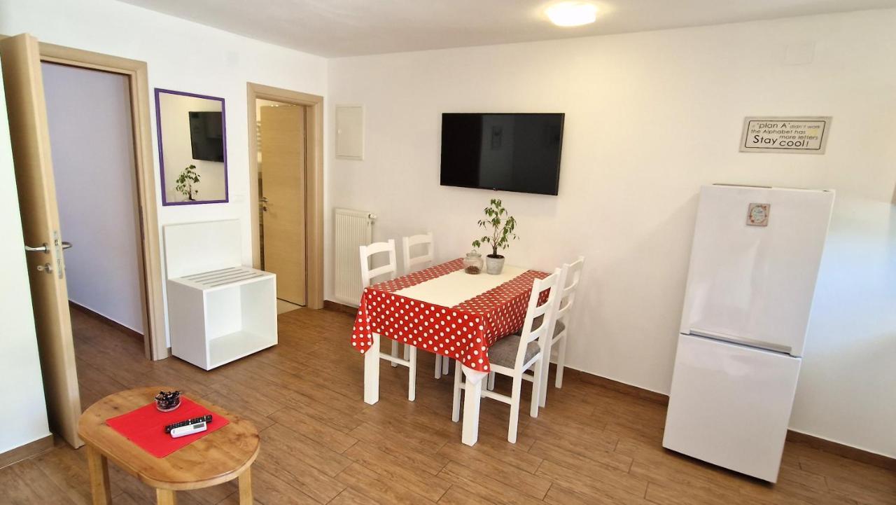 Apartment Pipo Кърк Екстериор снимка