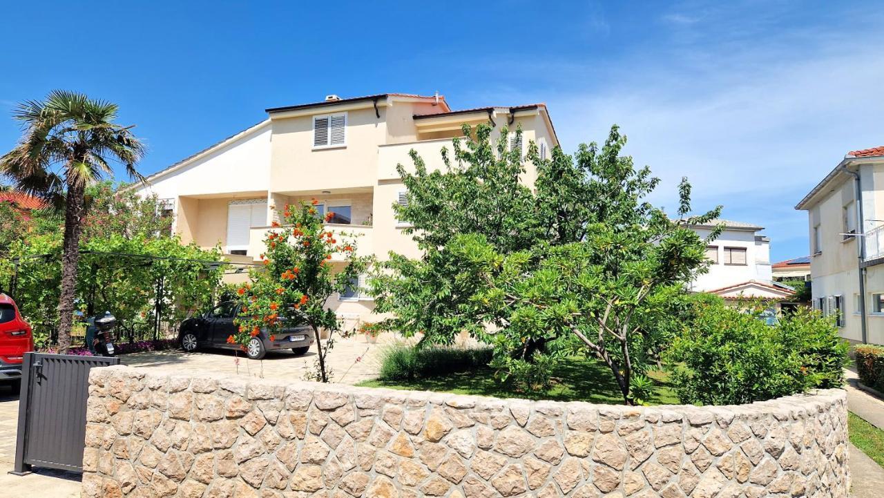 Apartment Pipo Кърк Екстериор снимка